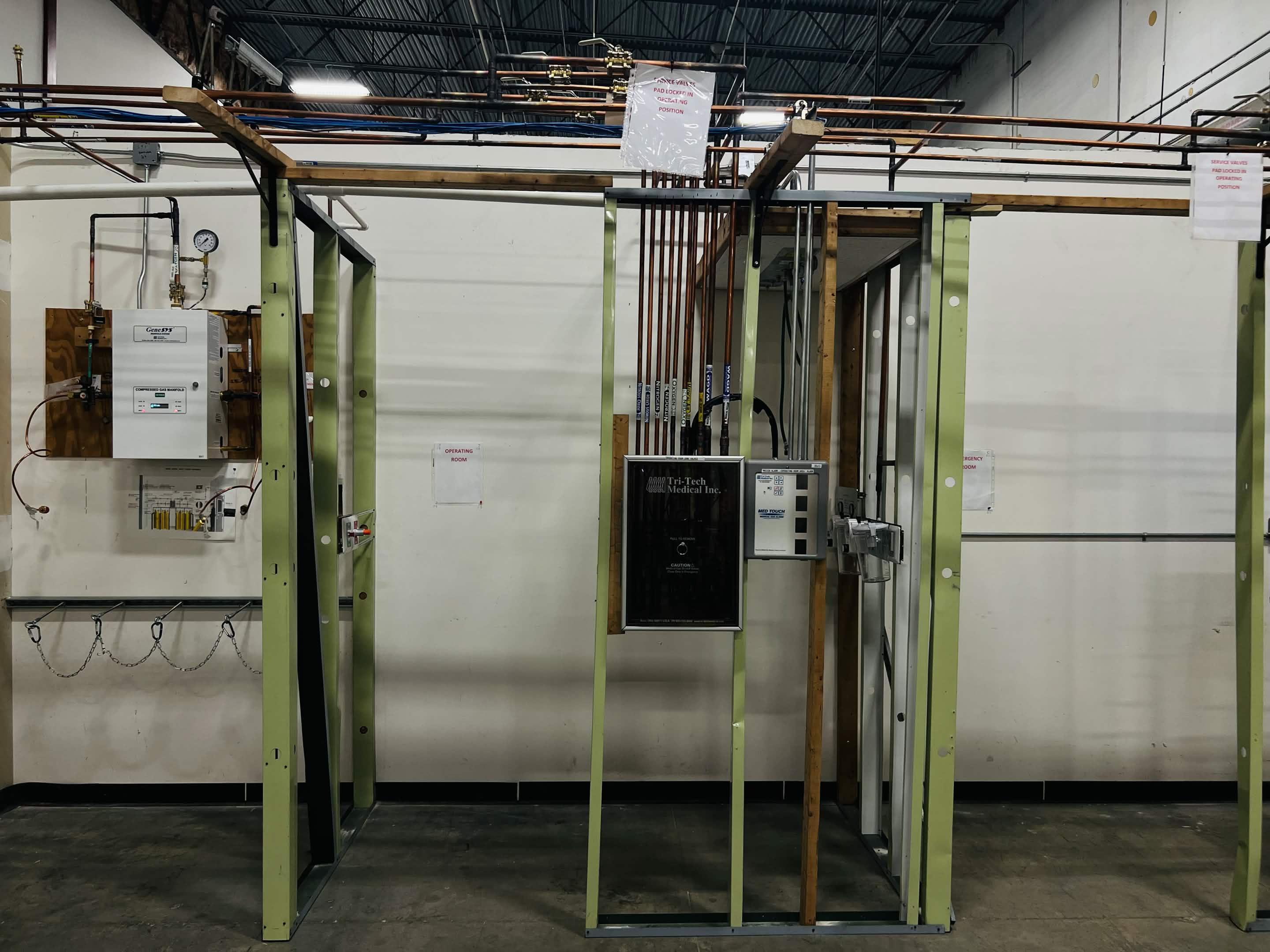 Medical gas operating systems trainer with piping and control components